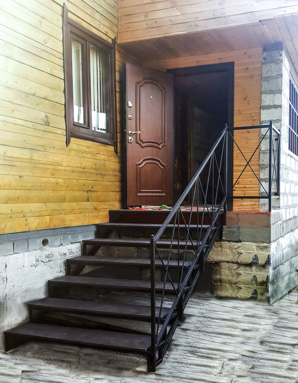 Крыльцо металлическое для деревянного дома