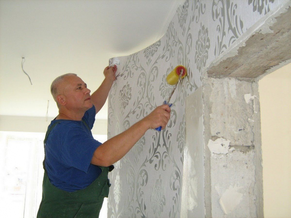 Наклеивание обоев на стены