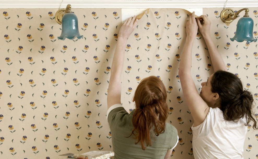 Наклеивание обоев на стены