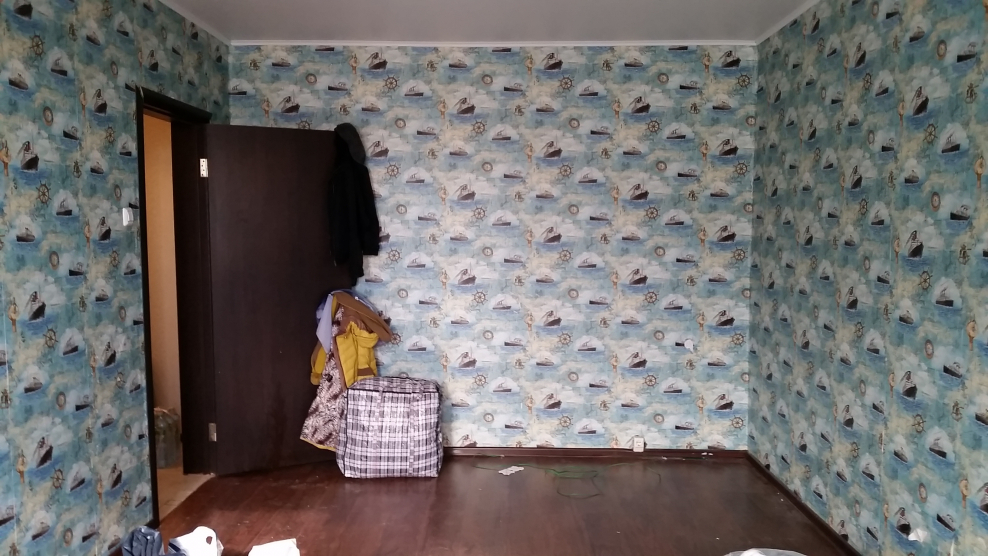 Поклеили обои вверх ногами