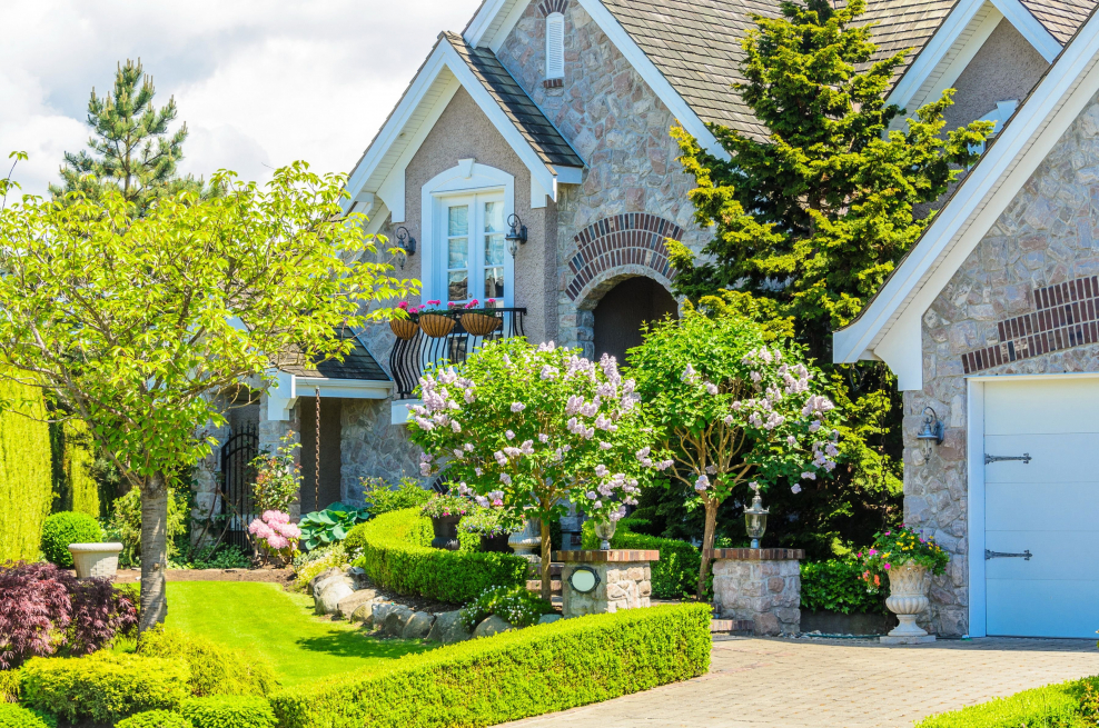 Красивый дом с садом