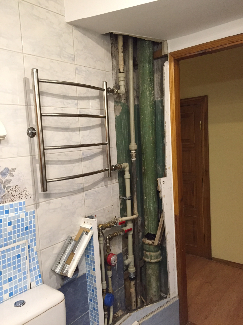 Вырезать шкаф под вертикальную трубу