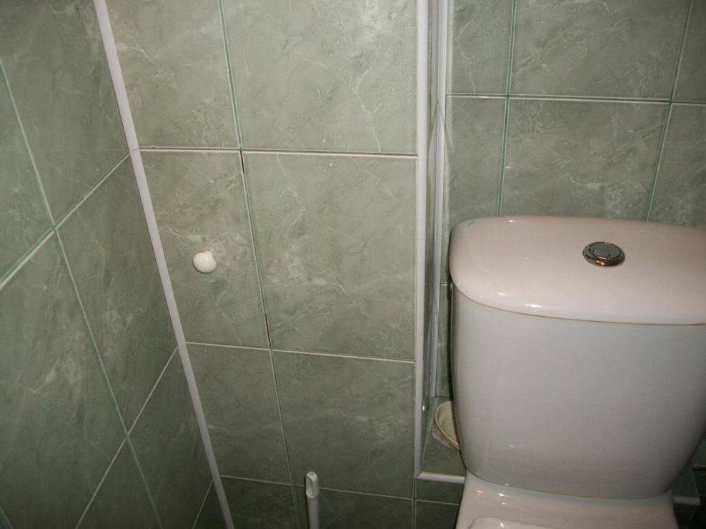 Короб из плитки в туалете