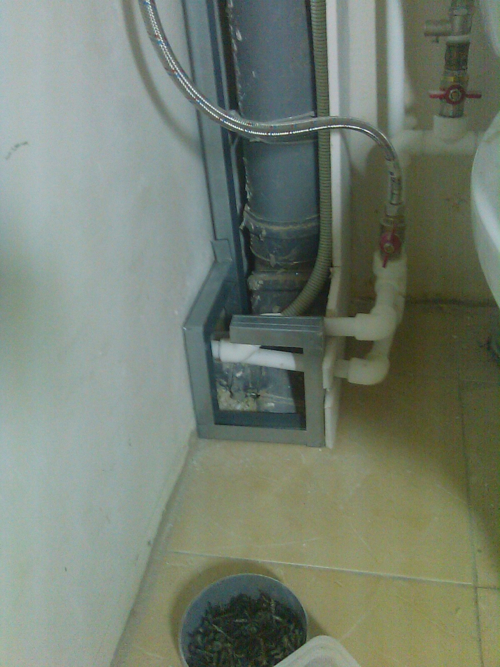 Короб для канализационной трубы в туалете