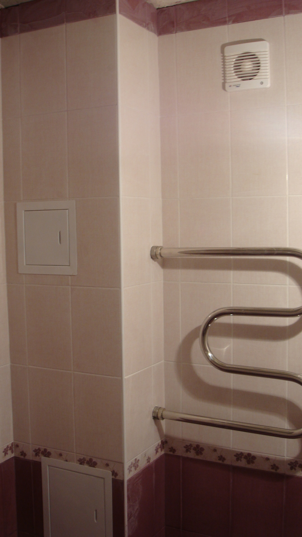 Закрытие труб в ванной панелями