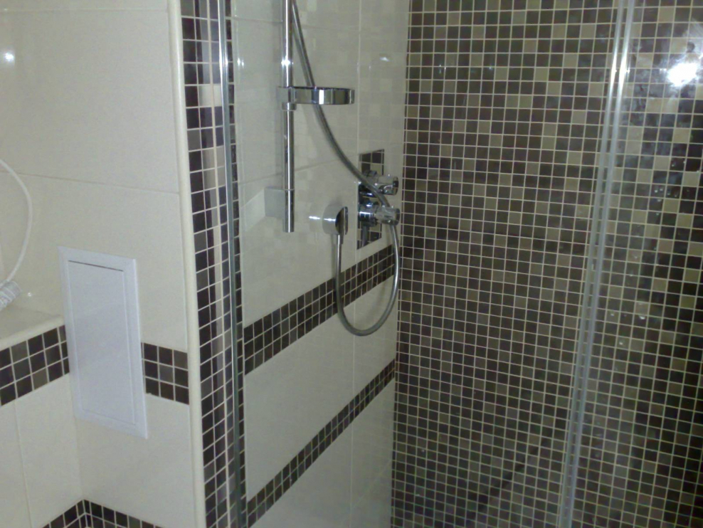 Короб для труб в душевой