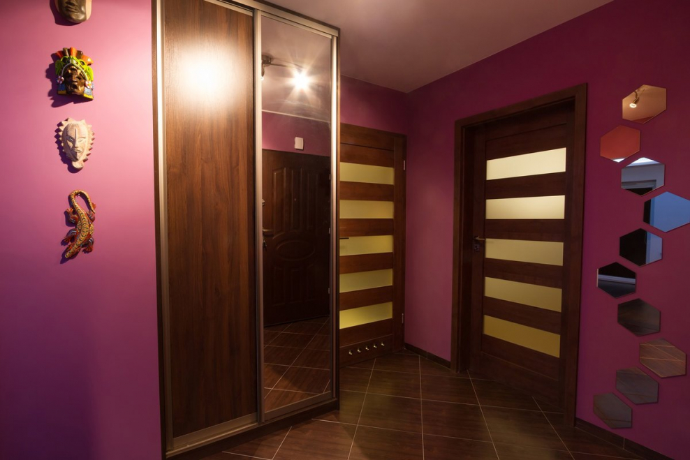 Прихожая с лестницей и зеркалом