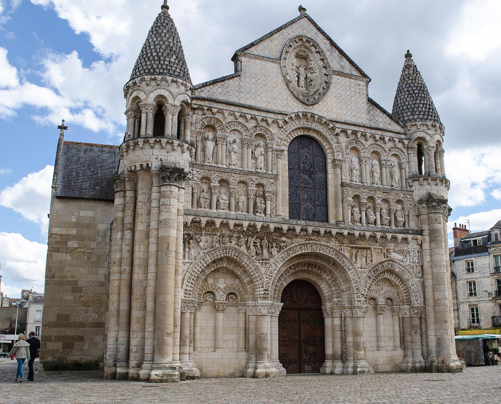 Черты романского и готического стиля в архитектуре