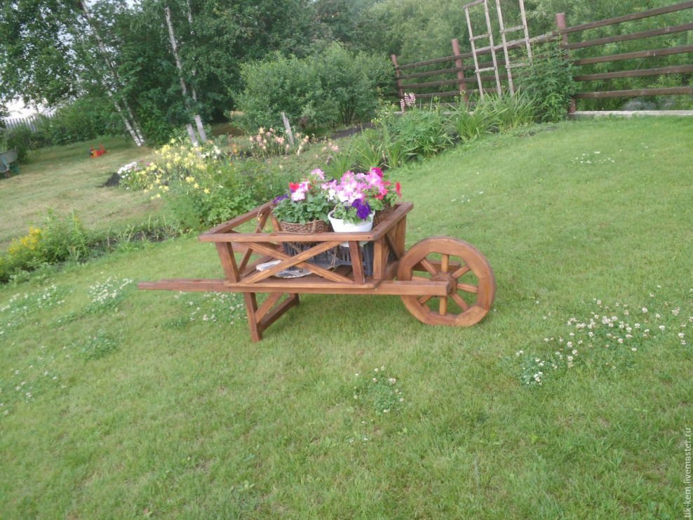 Изделия из дерева для сада