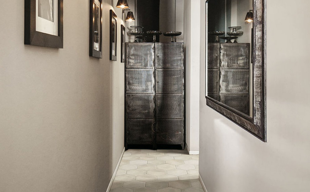 Плитка под бетон на стене в коридоре