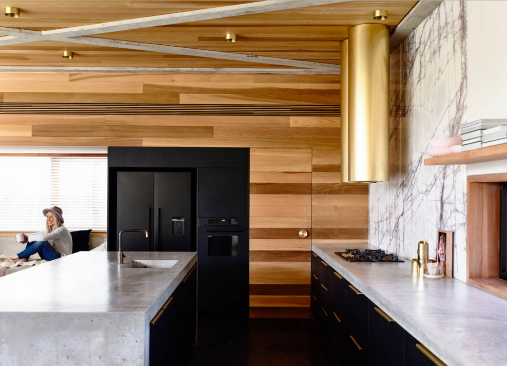 Вытяжка золото в интерьере