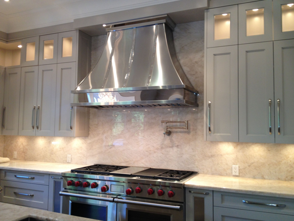 Серая кухня цилиндрическая вытяжка