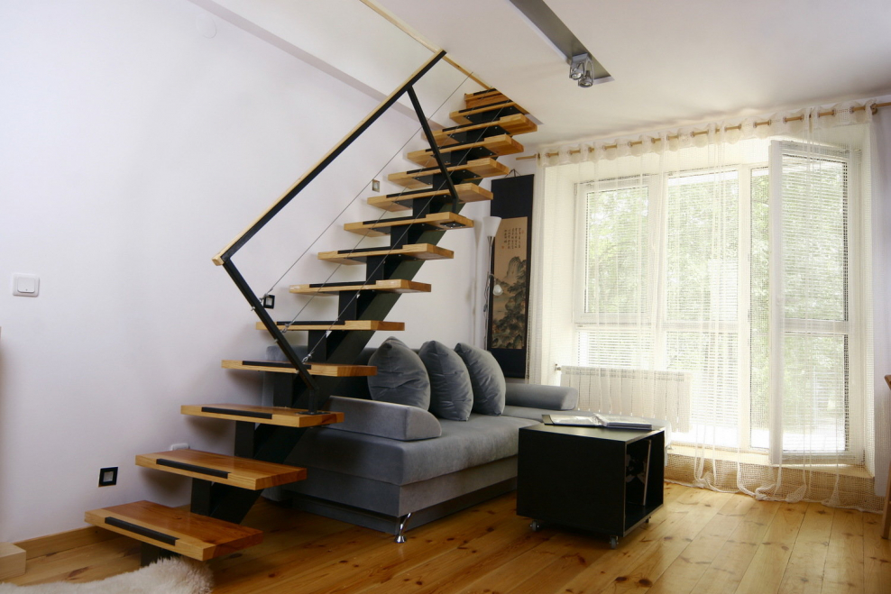 Лестница в маленькой двухуровневой квартире