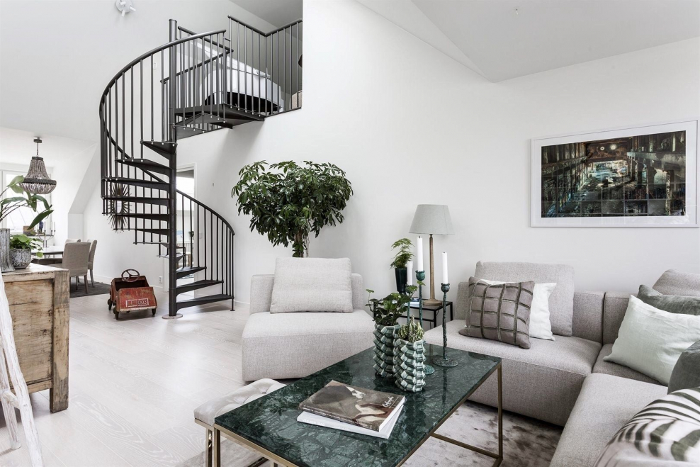 Винтовая лестница в интерьере гостиной