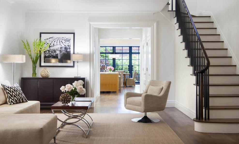 Лестница в гостиной в современном стиле