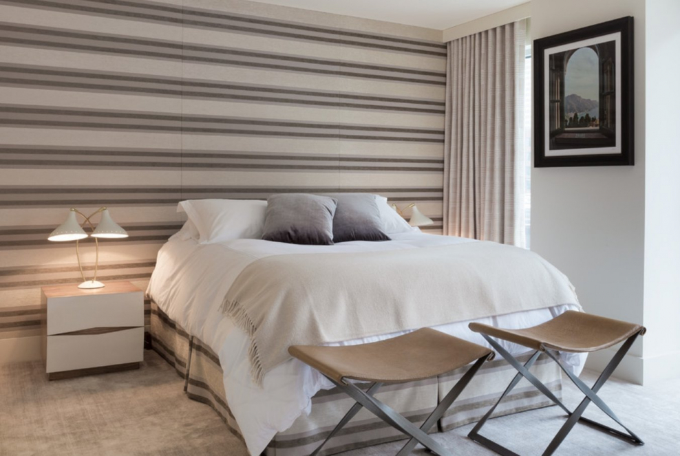Полосатые стены в спальне