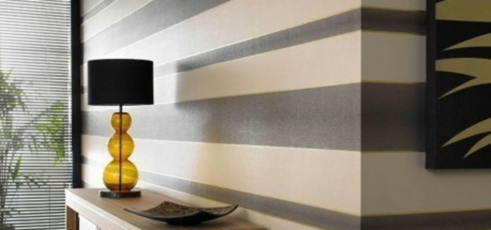 Декоративные вертикальные полосы на стене