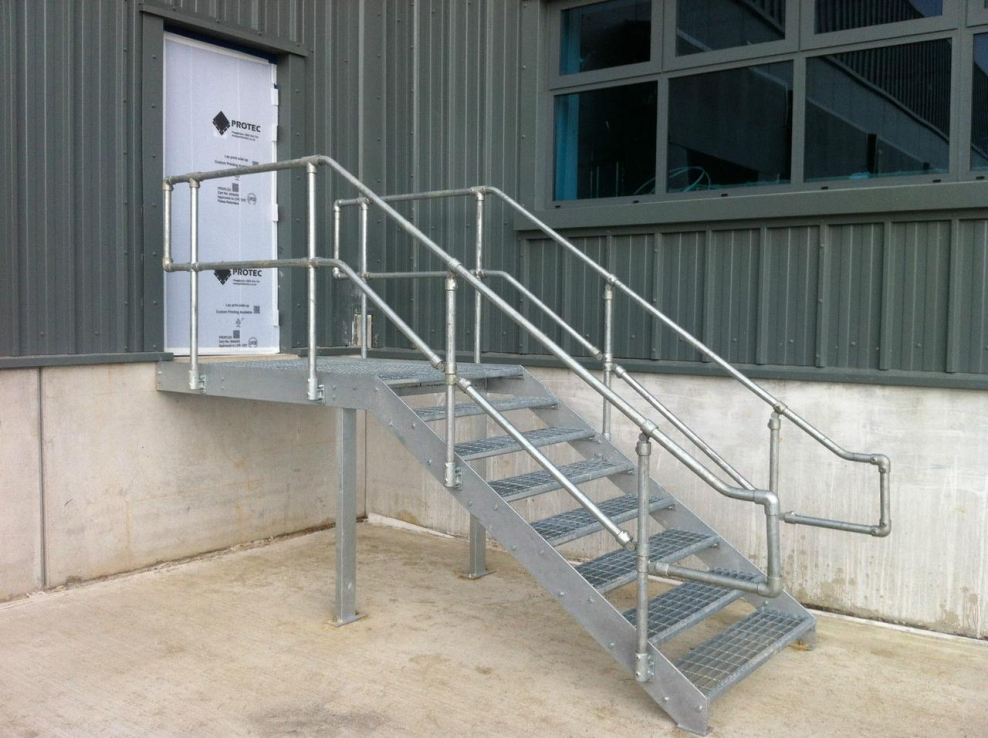 Ступень оцинкованная из сварного настила 800х240