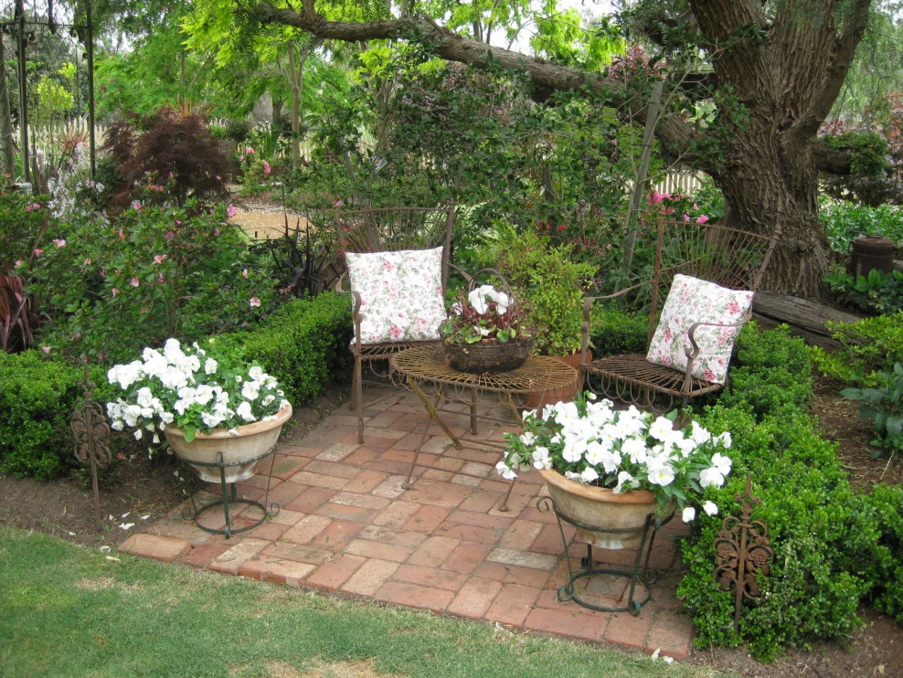 Чайный уголок в саду