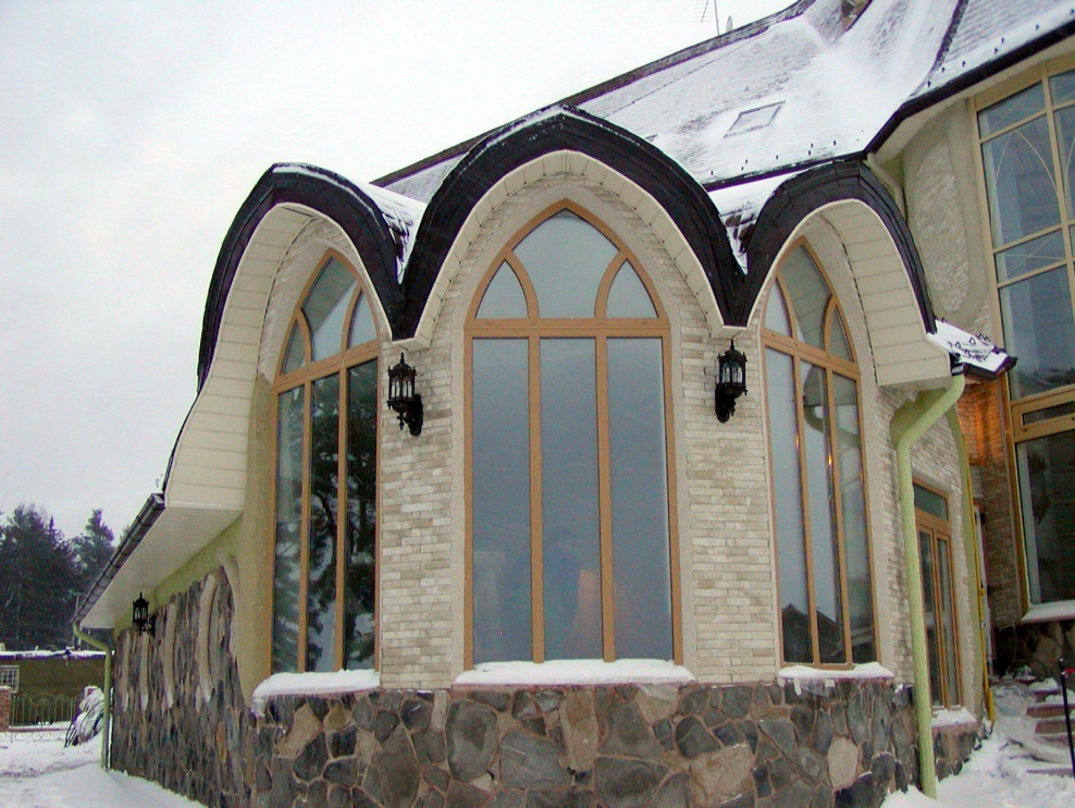 Домик с арочными окнами