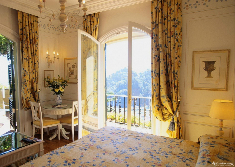 Спальня с французским окном