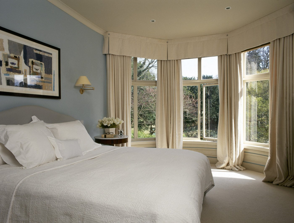 Спальня с эркером