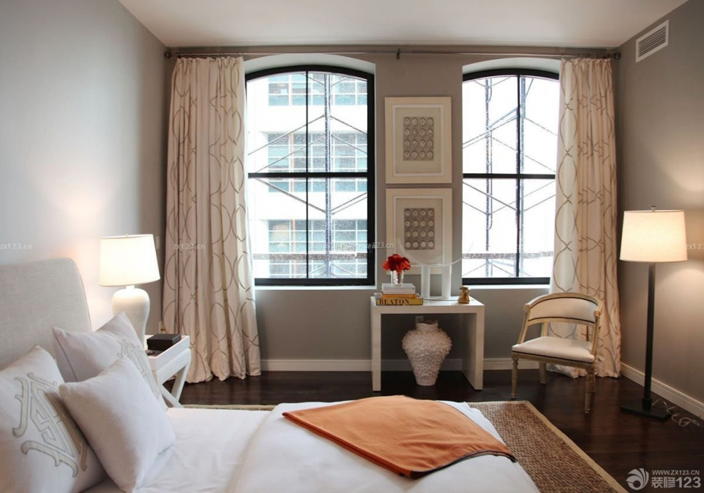 Спальня с 2 окнами