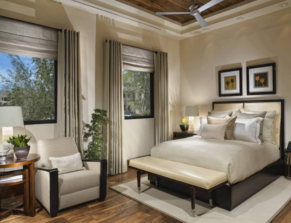 Спальня с двумя окнами