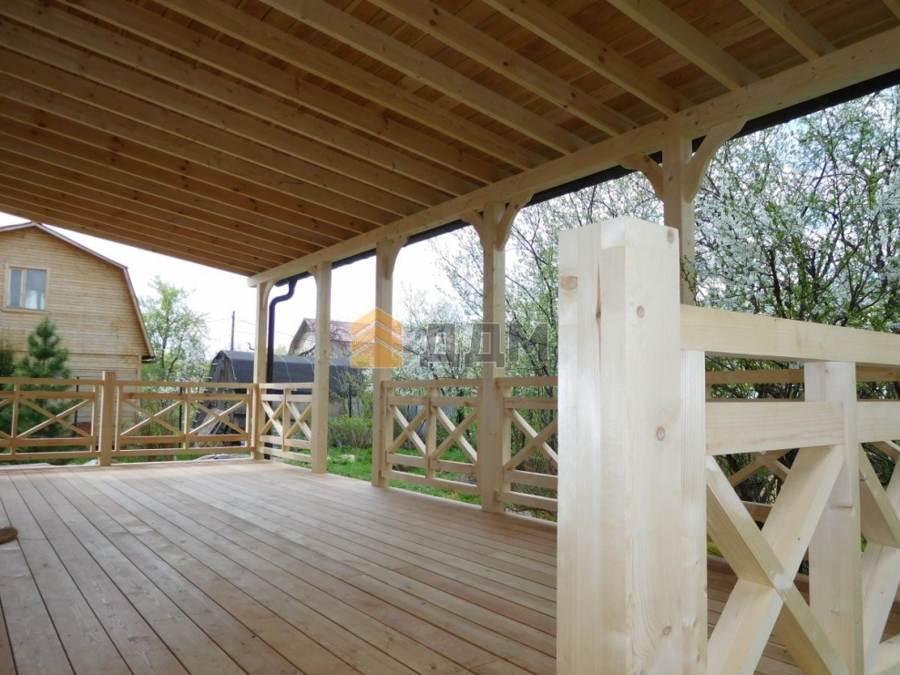 Летняя веранда из дерева