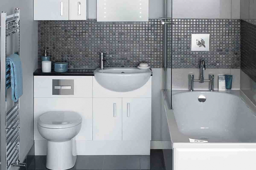 Маленькая ванная комната с туалетом и раковиной