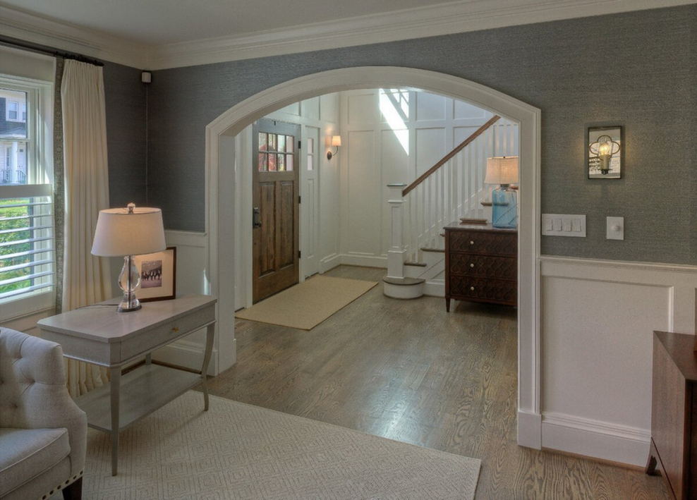 Двери в арочный проем в гостиной