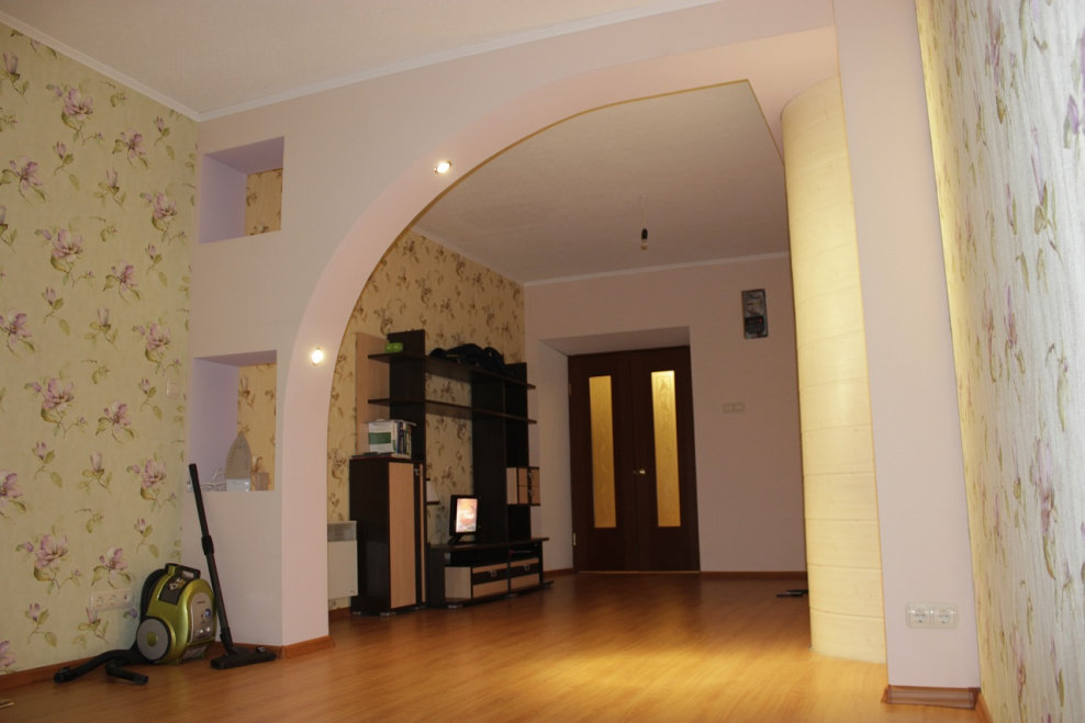 Перегородка между залом и коридором