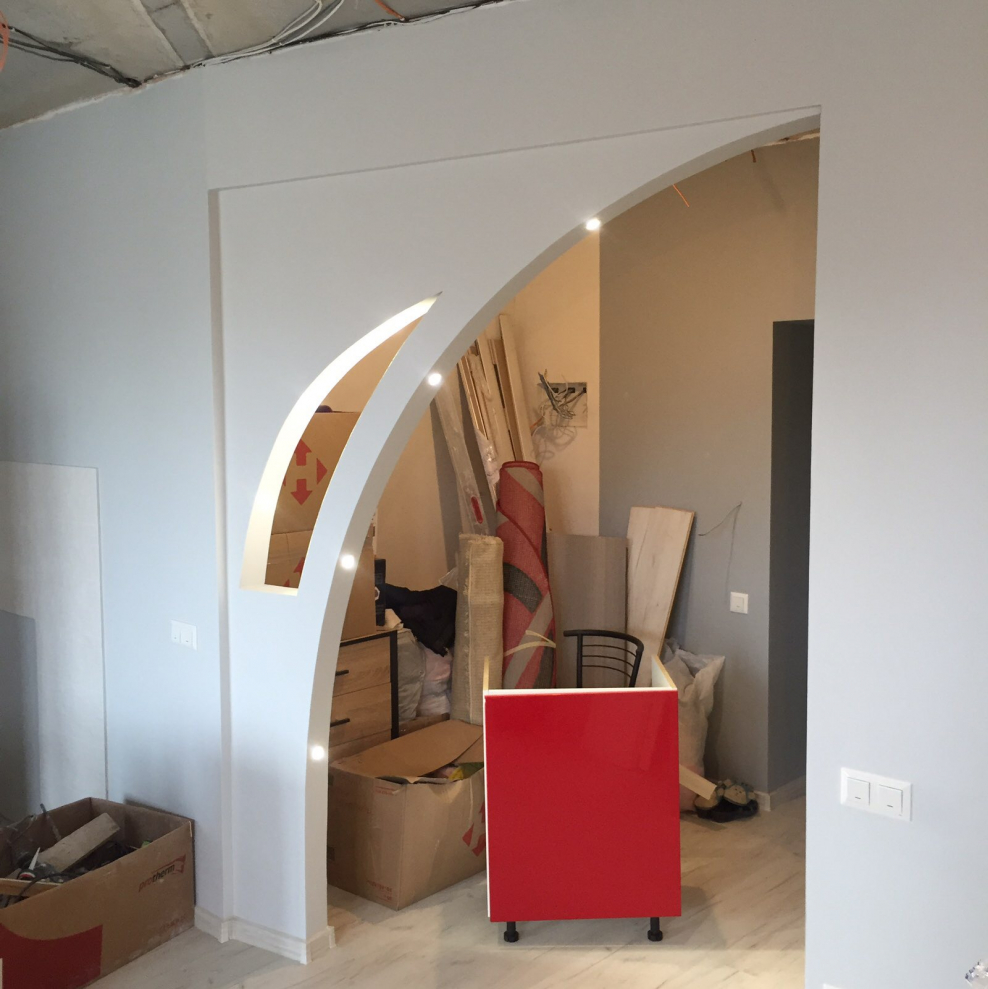 Арка между кухней и гостиной