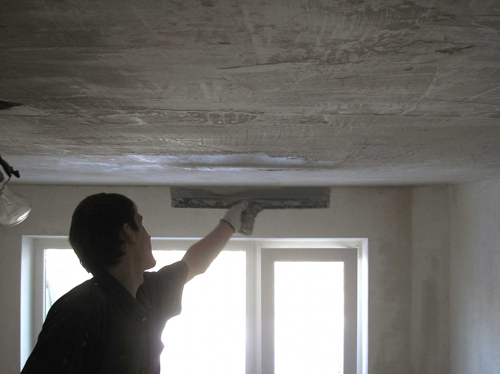 Как правильно красить потолок валиком