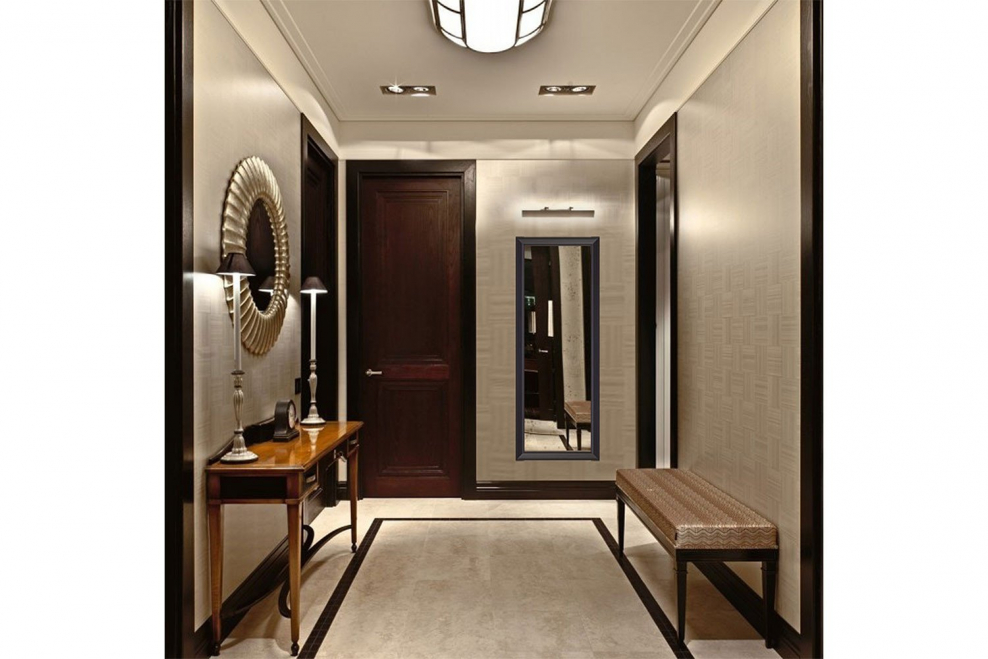 Большое зеркало в прихожей