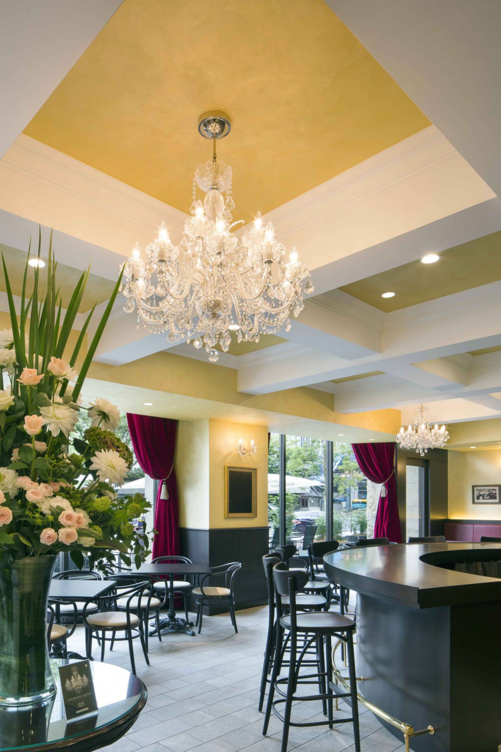 Стеклянный потолок с подсветкой