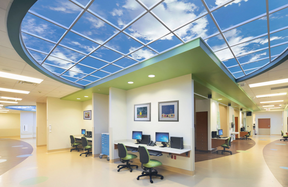 Потолок с линейными светильниками