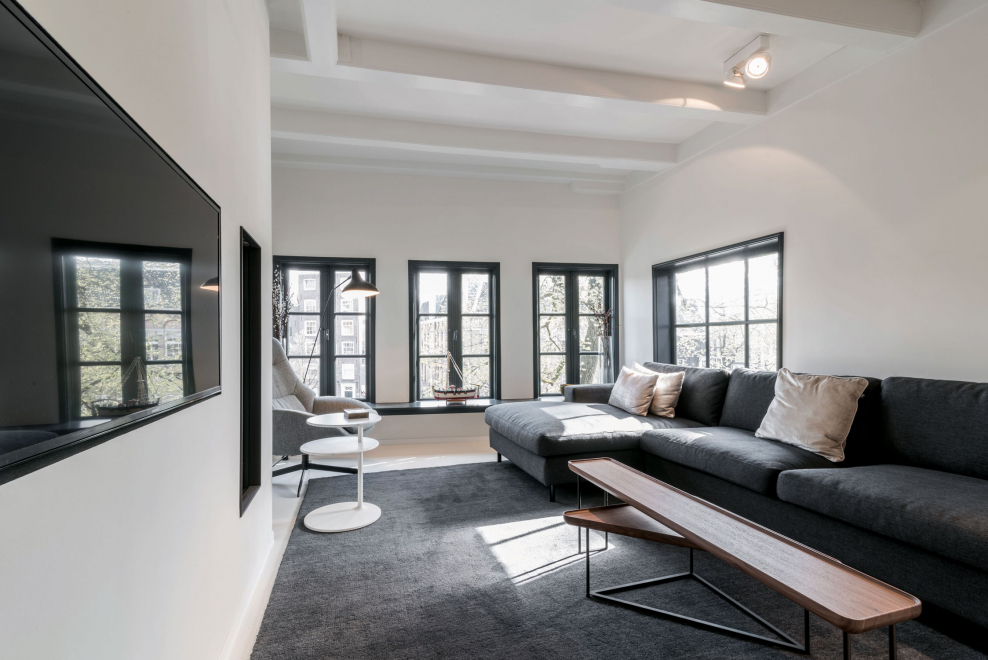 Комната на чердаке с большим окном