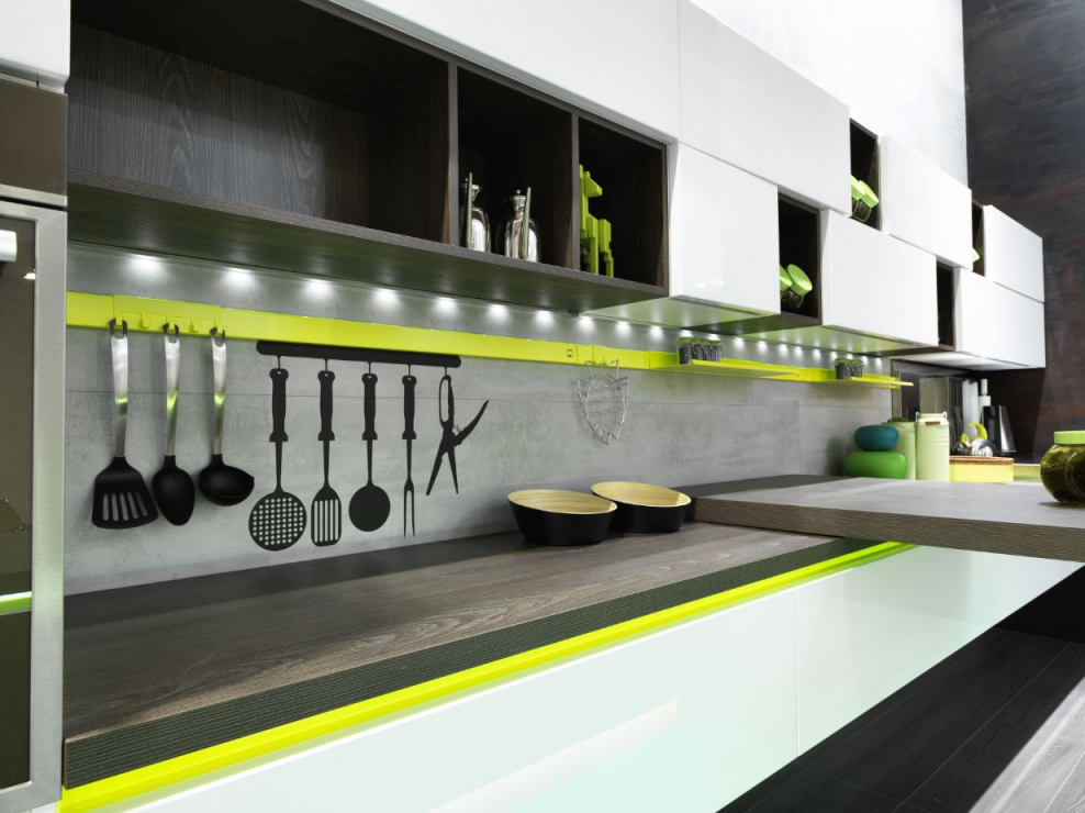 Кухня с открытыми верхними полками