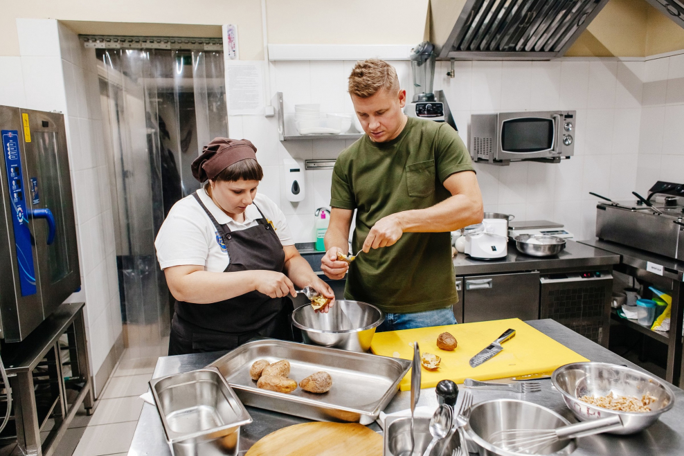 Кухня ресторана с поварами