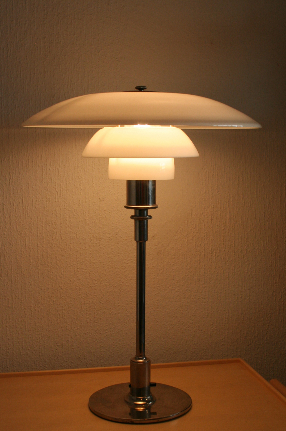 Лампа от Поуля Хеннингсена или Арне Якобсена