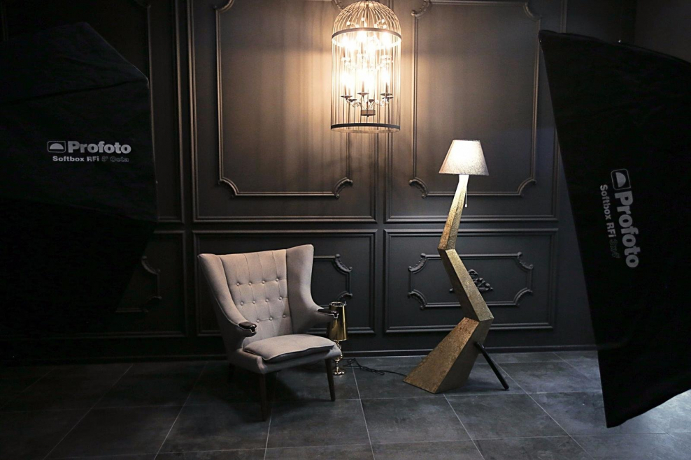 Темный интерьер фотостудии