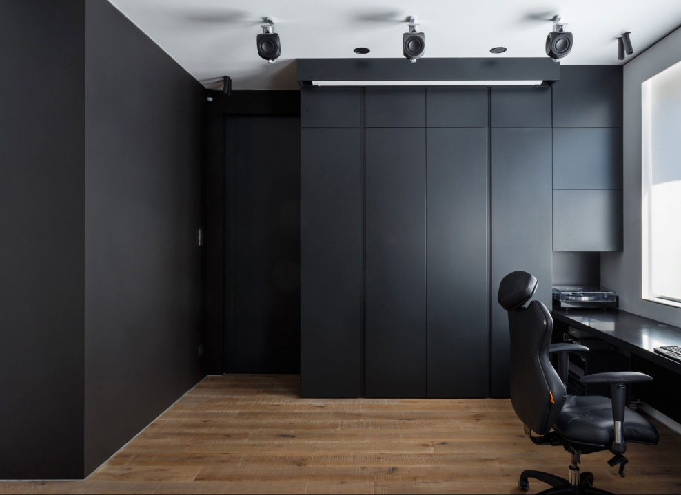 Интерьер офиса в темных тонах