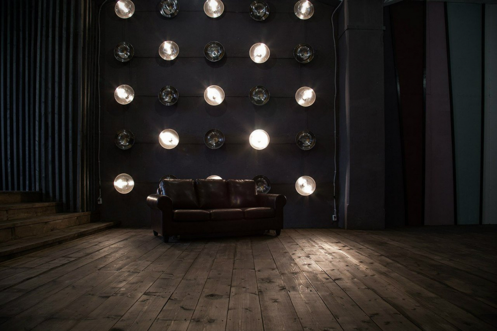 Стена с лампами фотостудия