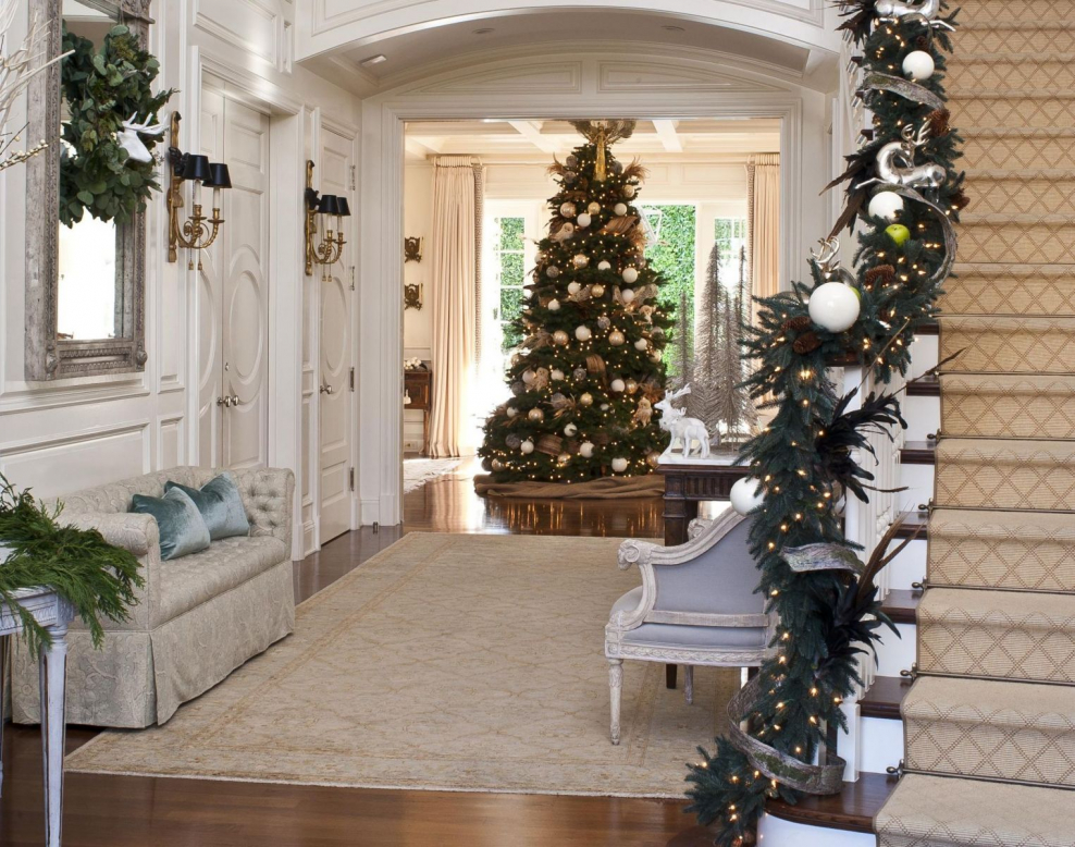 Новогодний декор холла