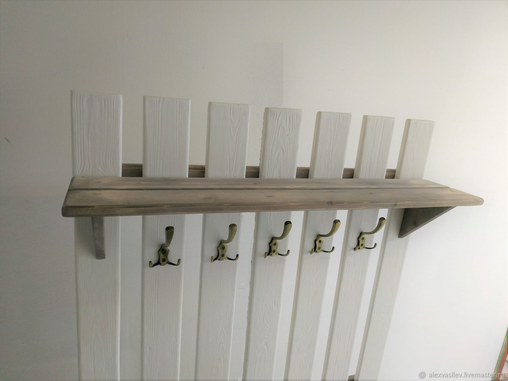 Деревянные рейки в коридоре