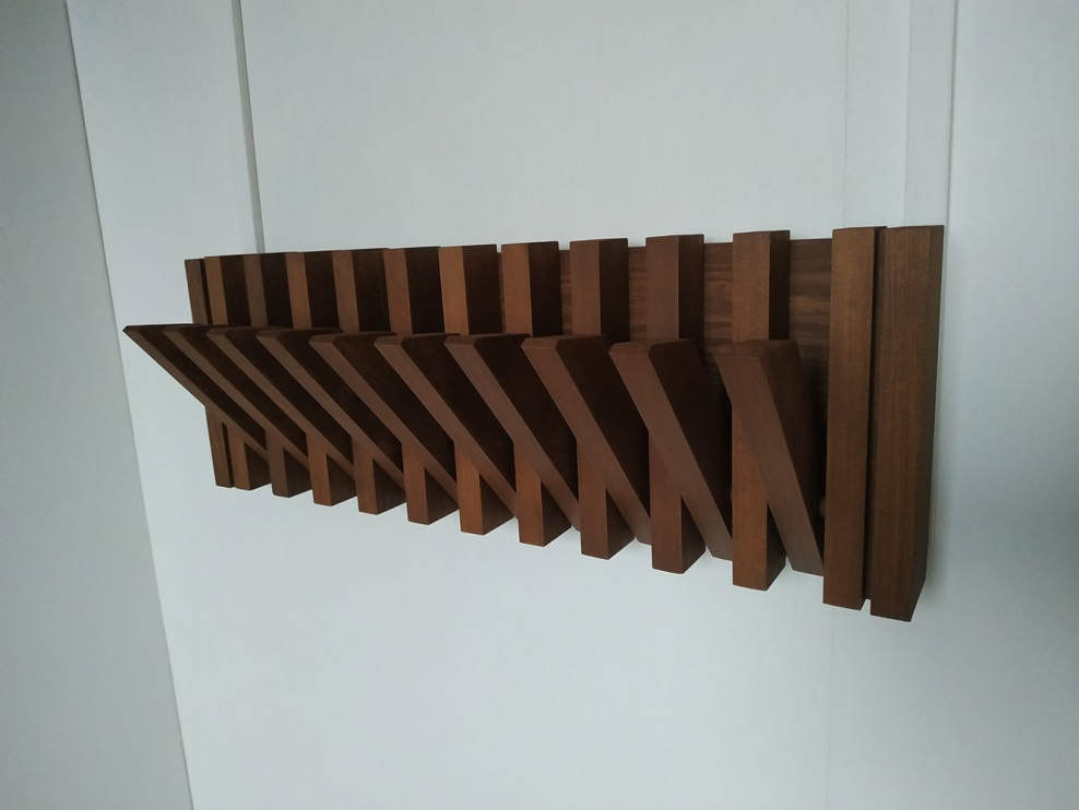 Прихожая с деревянными рейками