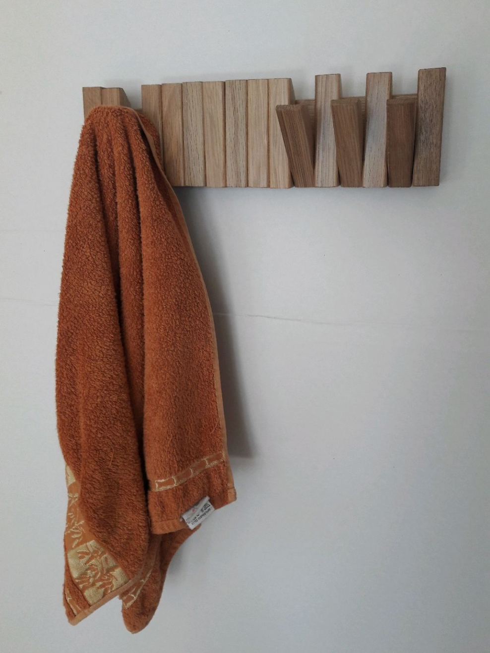 Рейки в прихожей и вешалки