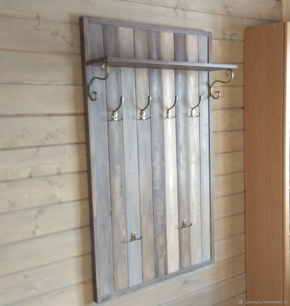 Деревянные рейки в коридоре