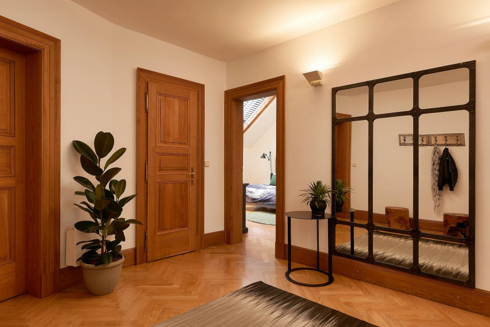 Бордовая прихожая